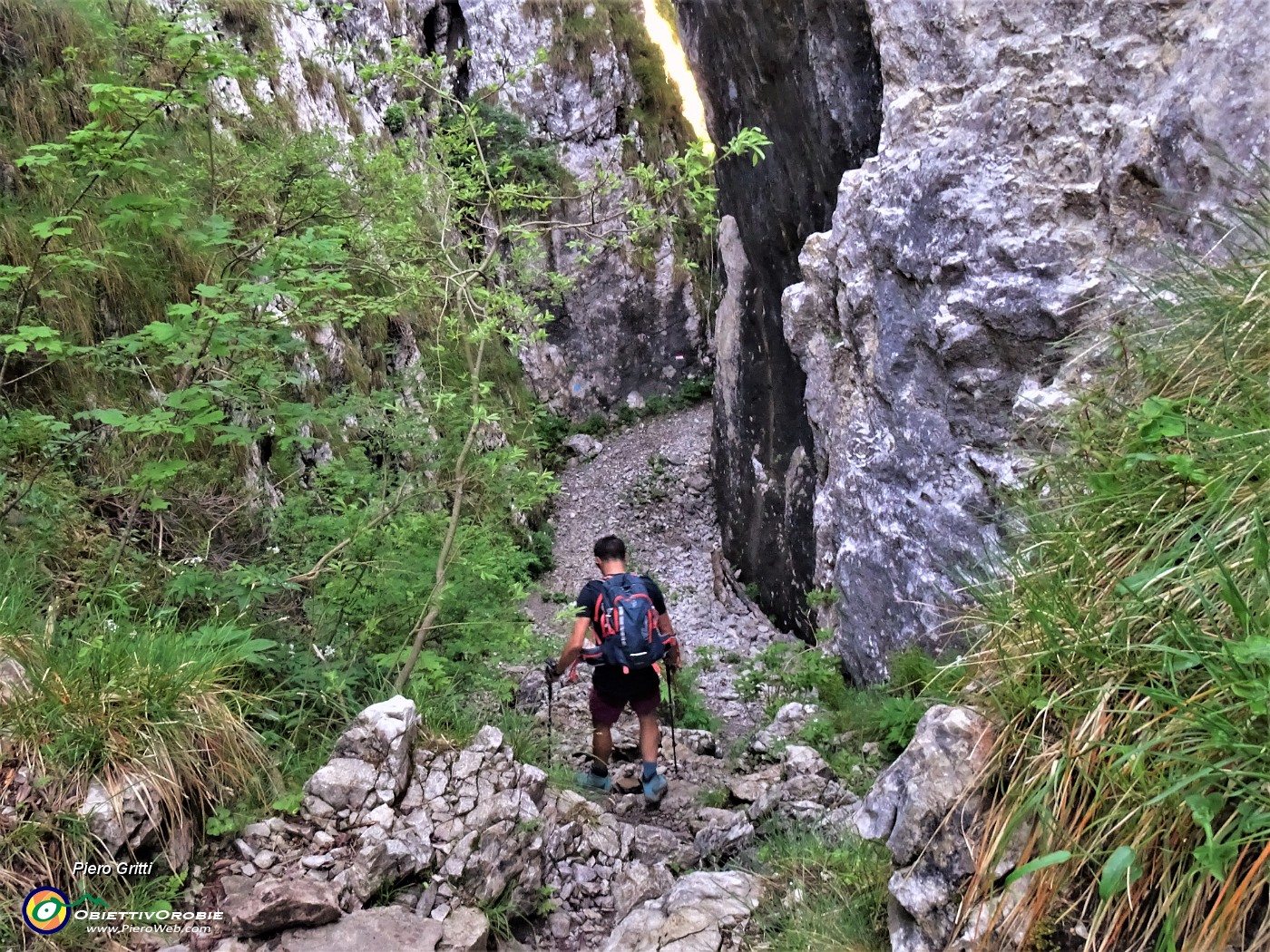 31 Ci abbassiamo tra pareti rocciose -falesie.JPG